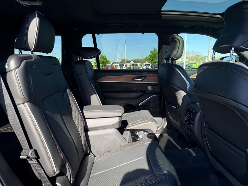 Jeep Grand Cherokee L Vehicle Full-screen Gallery Image 11