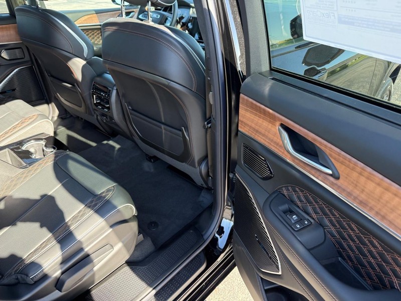 Jeep Grand Cherokee L Vehicle Full-screen Gallery Image 12