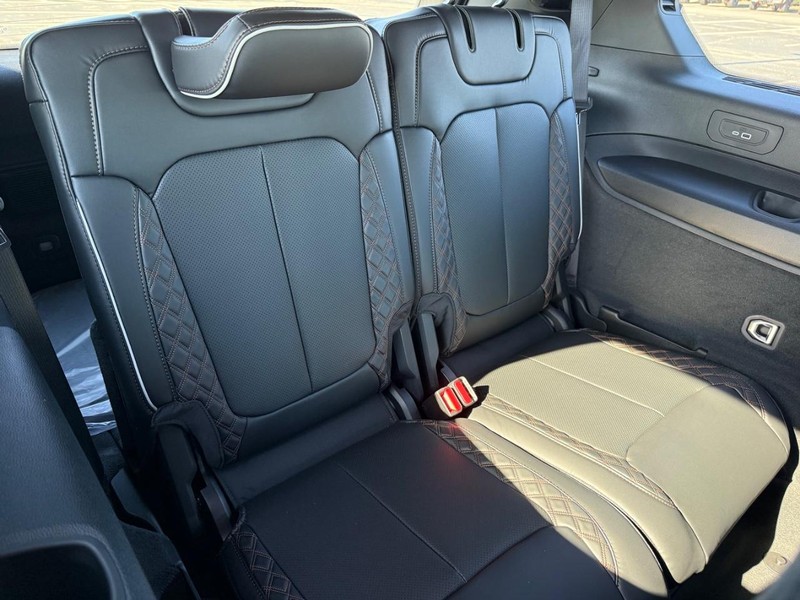 Jeep Grand Cherokee L Vehicle Full-screen Gallery Image 13