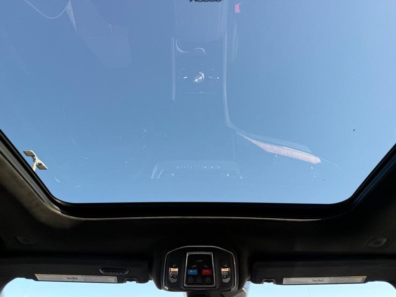 Jeep Grand Cherokee L Vehicle Full-screen Gallery Image 14