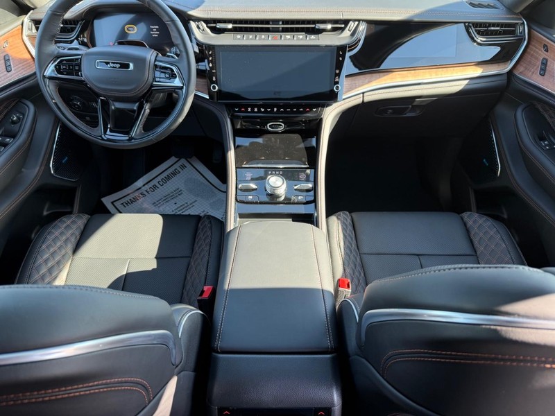 Jeep Grand Cherokee L Vehicle Full-screen Gallery Image 15
