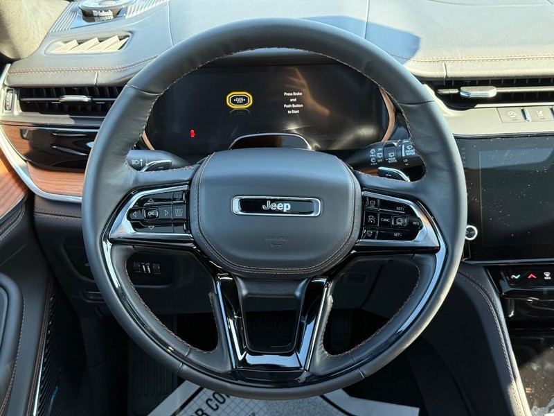Jeep Grand Cherokee L Vehicle Full-screen Gallery Image 16