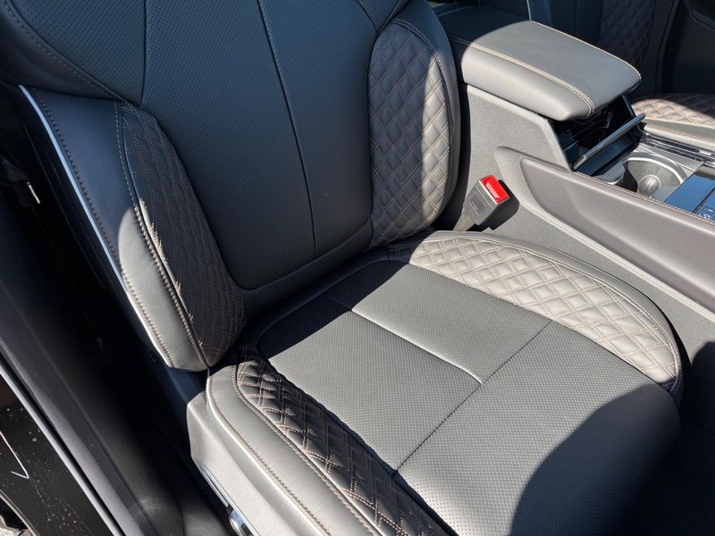 Jeep Grand Cherokee L Vehicle Full-screen Gallery Image 18