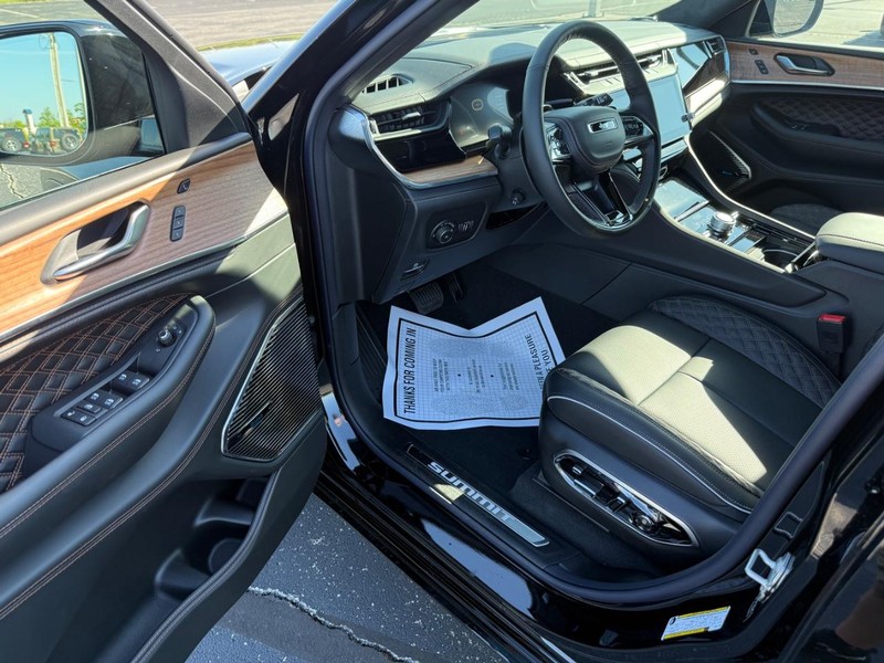 Jeep Grand Cherokee L Vehicle Full-screen Gallery Image 19