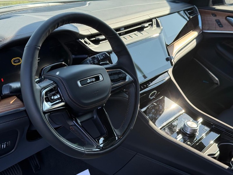 Jeep Grand Cherokee L Vehicle Full-screen Gallery Image 21