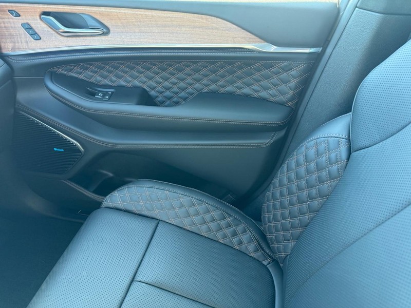 Jeep Grand Cherokee L Vehicle Full-screen Gallery Image 28