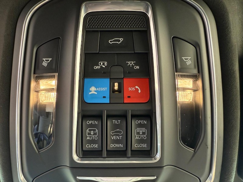 Jeep Grand Cherokee L Vehicle Full-screen Gallery Image 29