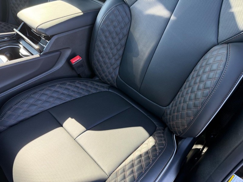 Jeep Grand Cherokee L Vehicle Full-screen Gallery Image 32