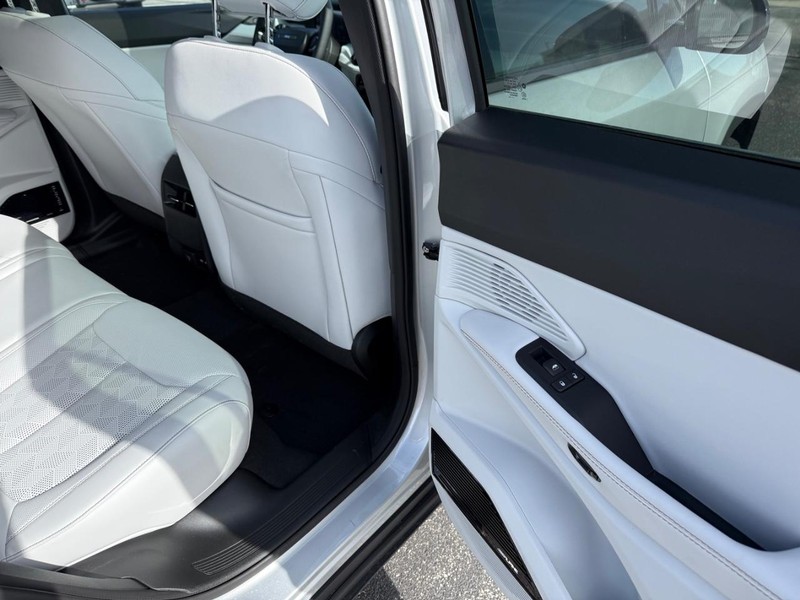 Jeep Cherokee Vehicle Full-screen Gallery Image 12