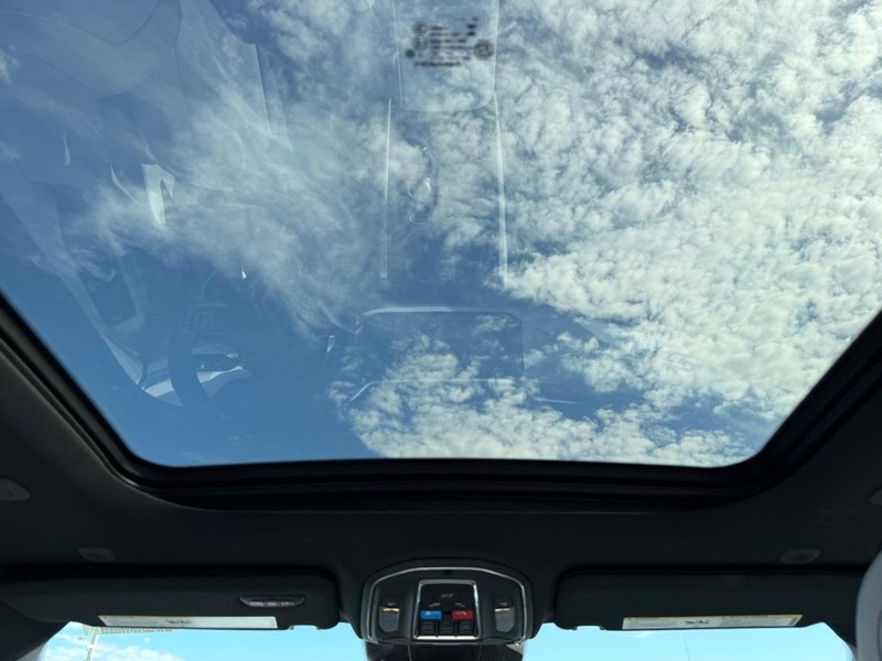 Jeep Cherokee Vehicle Full-screen Gallery Image 13
