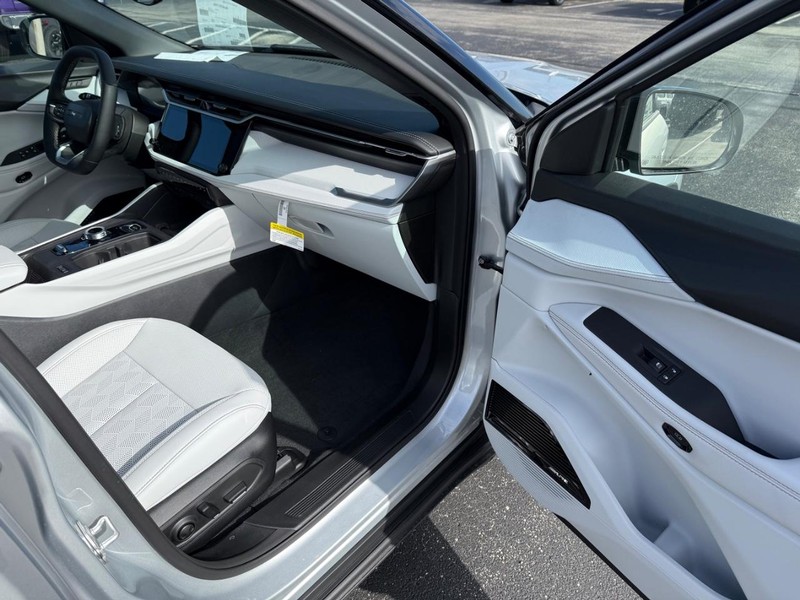 Jeep Cherokee Vehicle Full-screen Gallery Image 16
