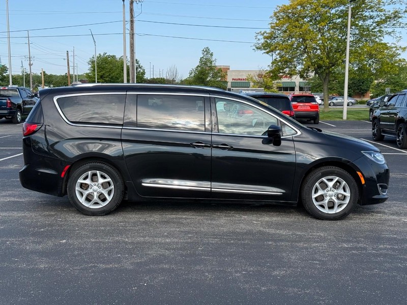 Chrysler Pacifica Vehicle Full-screen Gallery Image 02