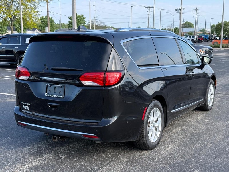 Chrysler Pacifica Vehicle Full-screen Gallery Image 03
