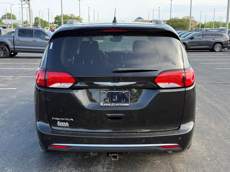 Chrysler Pacifica Vehicle Full-screen Gallery Image 04