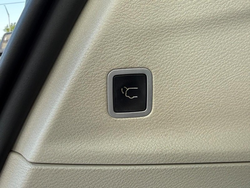 Chrysler Pacifica Vehicle Full-screen Gallery Image 08