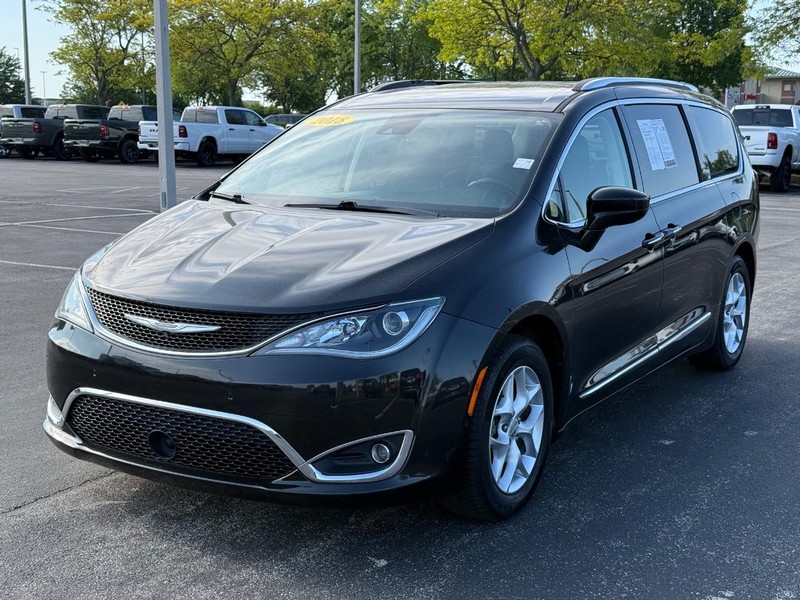 Chrysler Pacifica Vehicle Full-screen Gallery Image 09