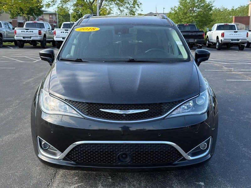 Chrysler Pacifica Vehicle Full-screen Gallery Image 10