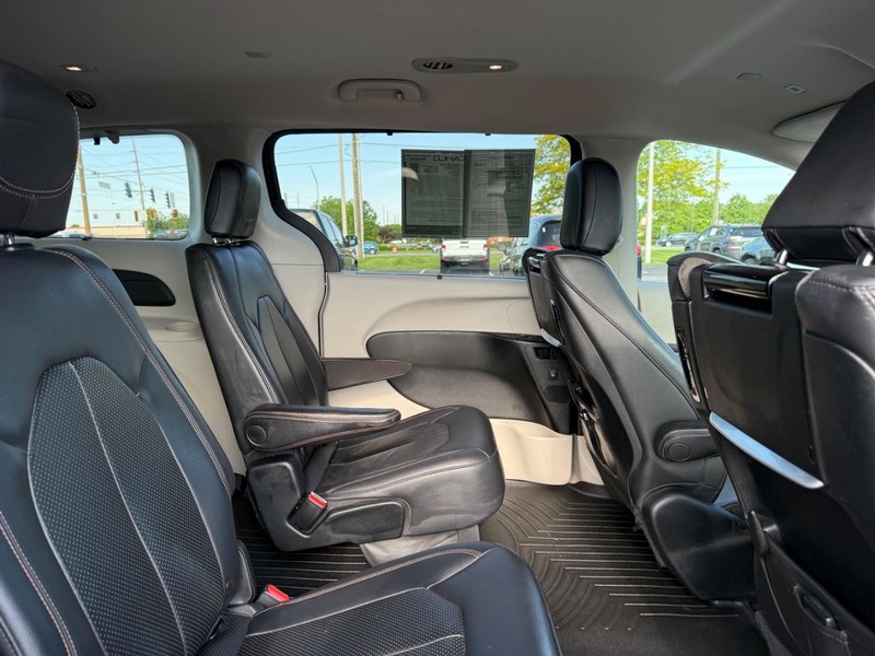 Chrysler Pacifica Vehicle Full-screen Gallery Image 11