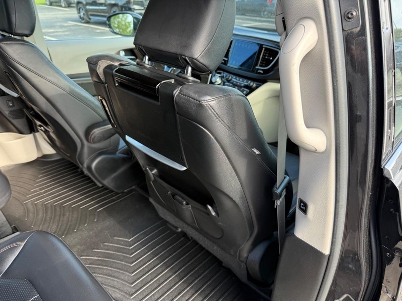 Chrysler Pacifica Vehicle Full-screen Gallery Image 12
