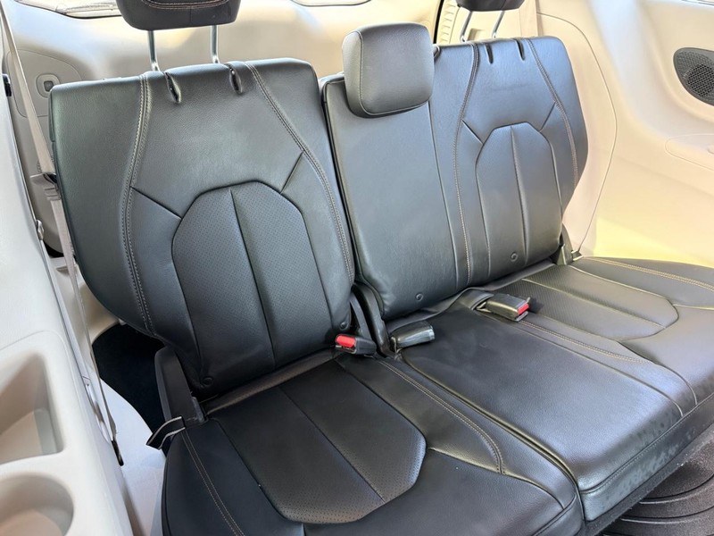Chrysler Pacifica Vehicle Full-screen Gallery Image 13