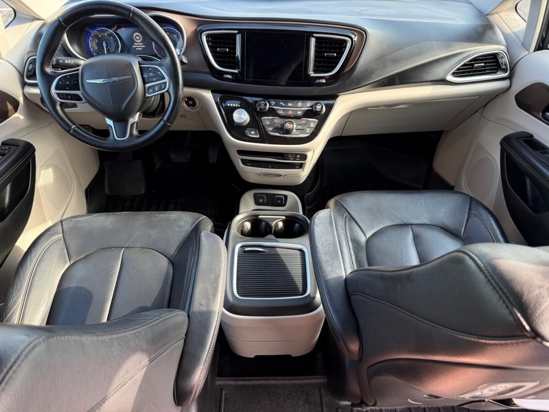 Chrysler Pacifica Vehicle Full-screen Gallery Image 14