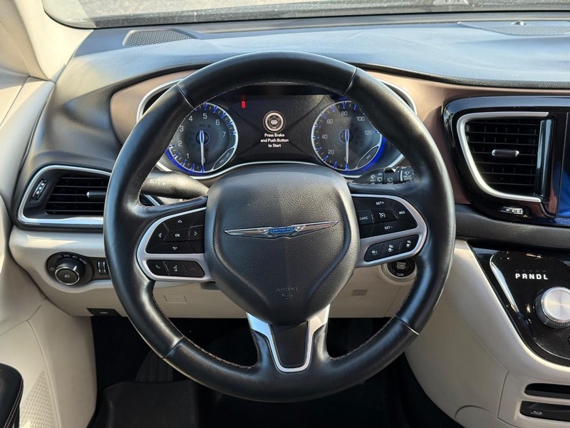 Chrysler Pacifica Vehicle Full-screen Gallery Image 15