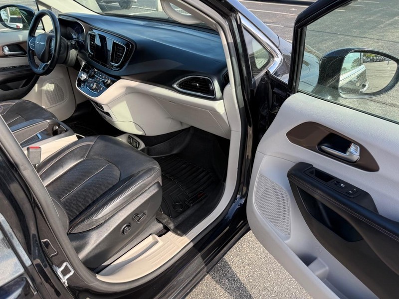 Chrysler Pacifica Vehicle Full-screen Gallery Image 16