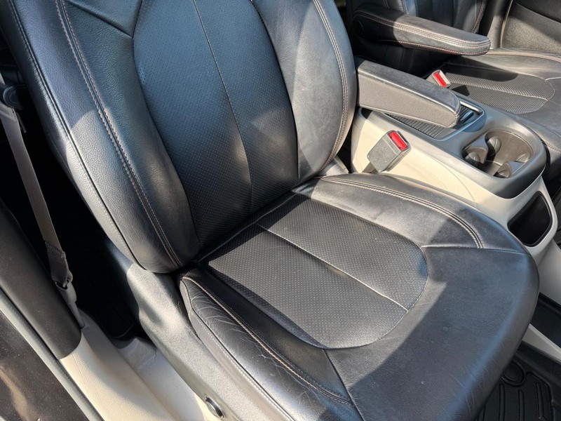 Chrysler Pacifica Vehicle Full-screen Gallery Image 17
