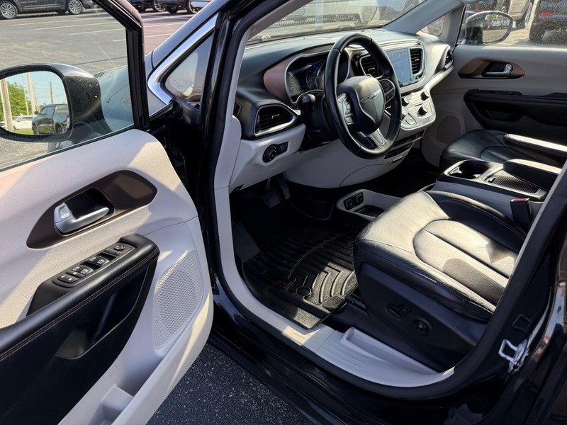 Chrysler Pacifica Vehicle Full-screen Gallery Image 18