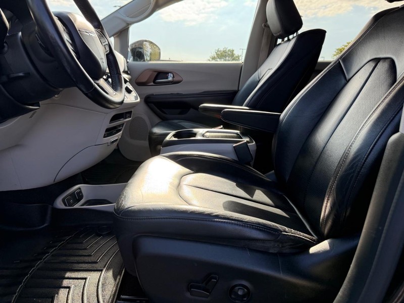 Chrysler Pacifica Vehicle Full-screen Gallery Image 19