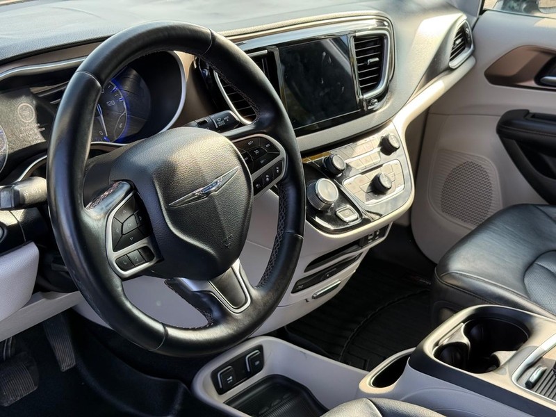 Chrysler Pacifica Vehicle Full-screen Gallery Image 20