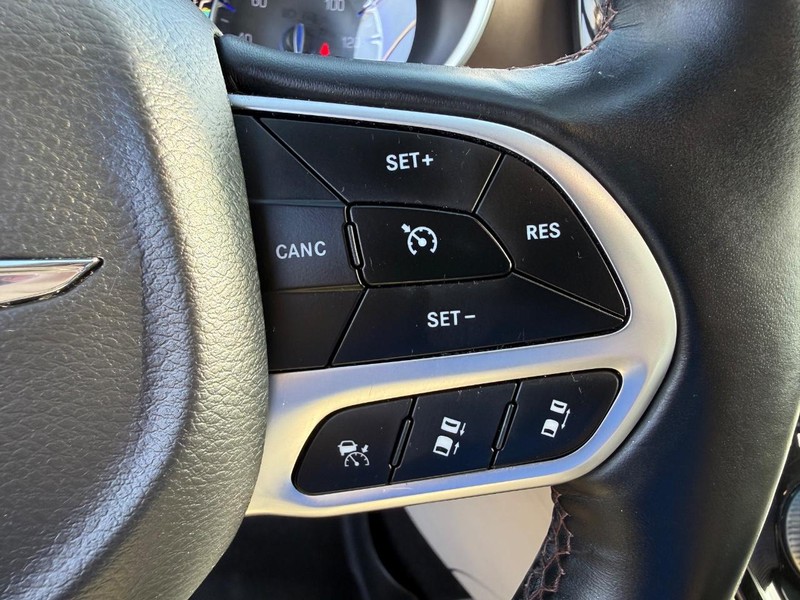 Chrysler Pacifica Vehicle Full-screen Gallery Image 22