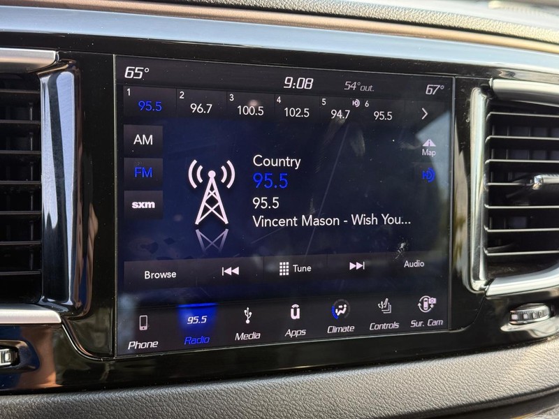 Chrysler Pacifica Vehicle Full-screen Gallery Image 24