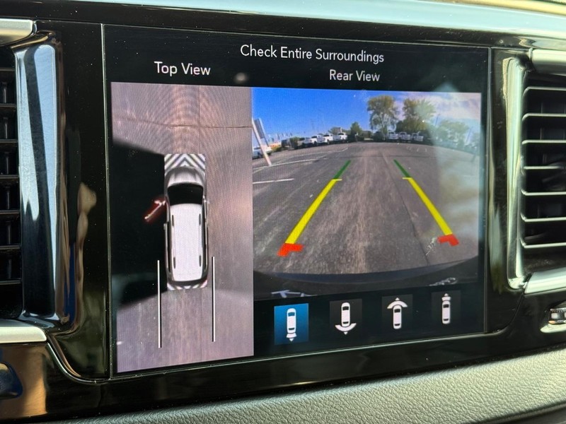 Chrysler Pacifica Vehicle Full-screen Gallery Image 25