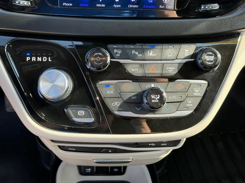 Chrysler Pacifica Vehicle Full-screen Gallery Image 27