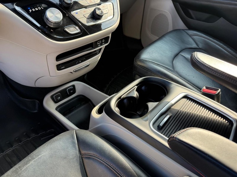 Chrysler Pacifica Vehicle Full-screen Gallery Image 28