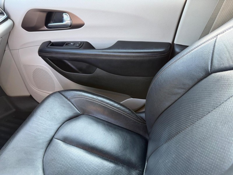 Chrysler Pacifica Vehicle Full-screen Gallery Image 29