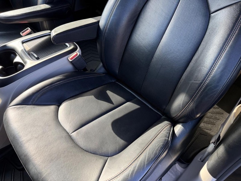 Chrysler Pacifica Vehicle Full-screen Gallery Image 32
