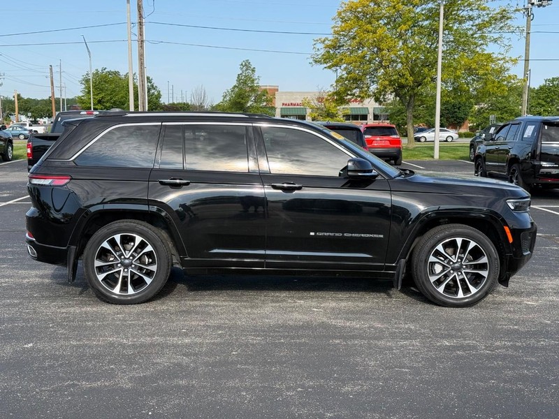 Jeep Grand Cherokee Vehicle Full-screen Gallery Image 2