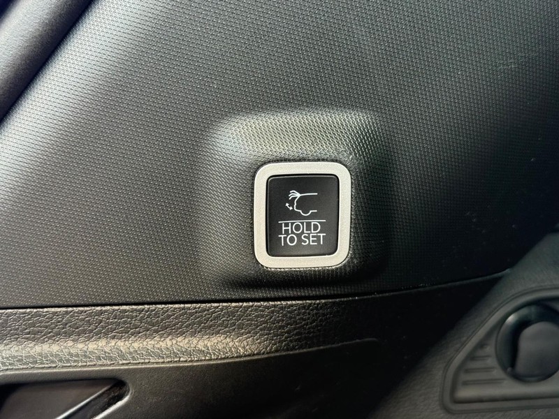 Jeep Grand Cherokee Vehicle Full-screen Gallery Image 8