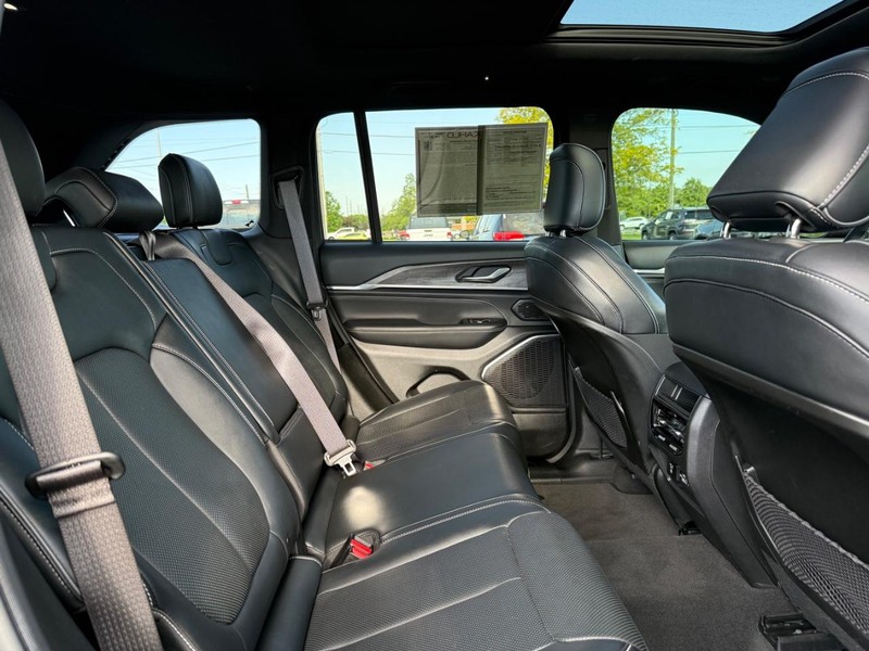 Jeep Grand Cherokee Vehicle Full-screen Gallery Image 11