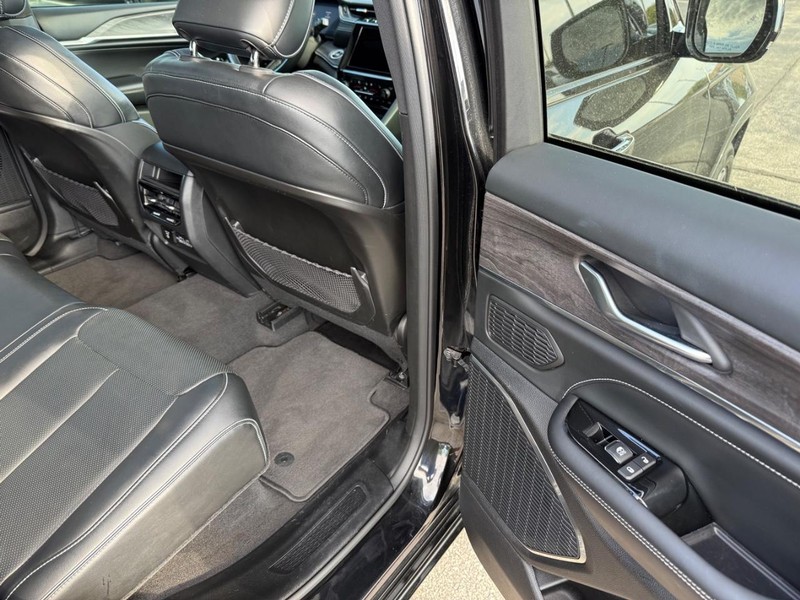 Jeep Grand Cherokee Vehicle Full-screen Gallery Image 12