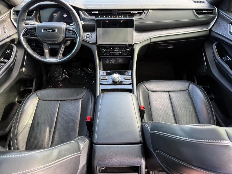 Jeep Grand Cherokee Vehicle Full-screen Gallery Image 14