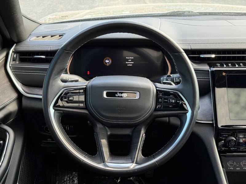 Jeep Grand Cherokee Vehicle Full-screen Gallery Image 15