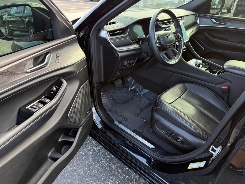 Jeep Grand Cherokee Vehicle Full-screen Gallery Image 18