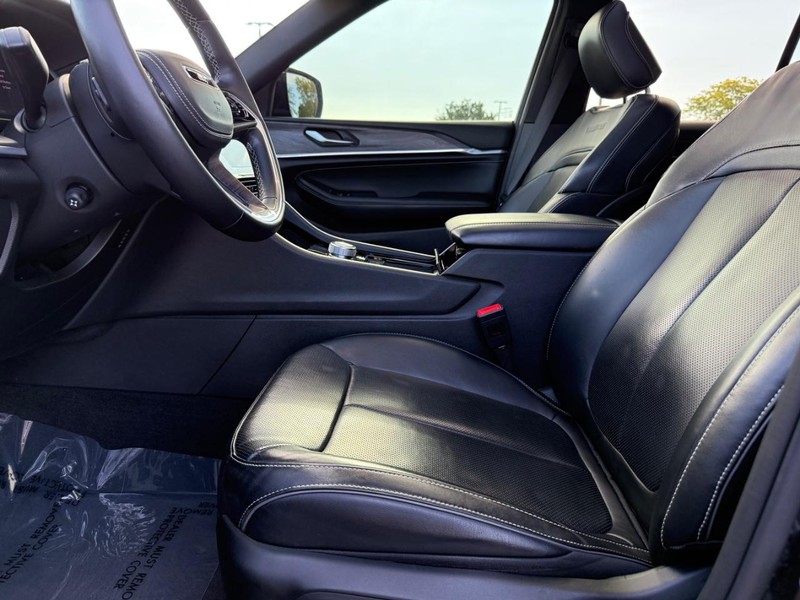 Jeep Grand Cherokee Vehicle Full-screen Gallery Image 19