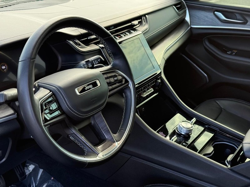 Jeep Grand Cherokee Vehicle Full-screen Gallery Image 20
