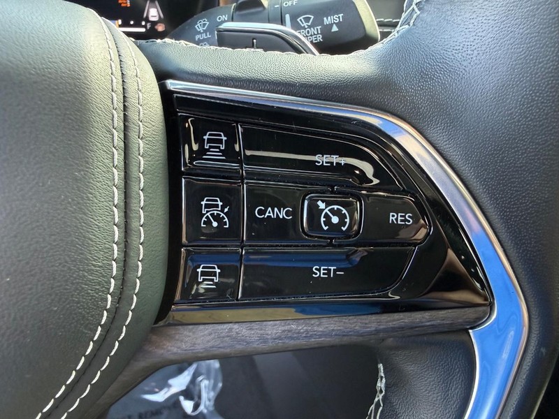 Jeep Grand Cherokee Vehicle Full-screen Gallery Image 22