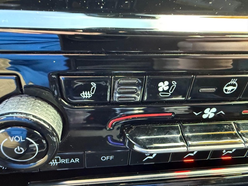 Jeep Grand Cherokee Vehicle Full-screen Gallery Image 24