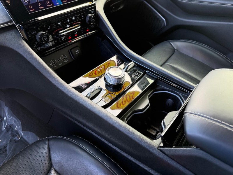 Jeep Grand Cherokee Vehicle Full-screen Gallery Image 28